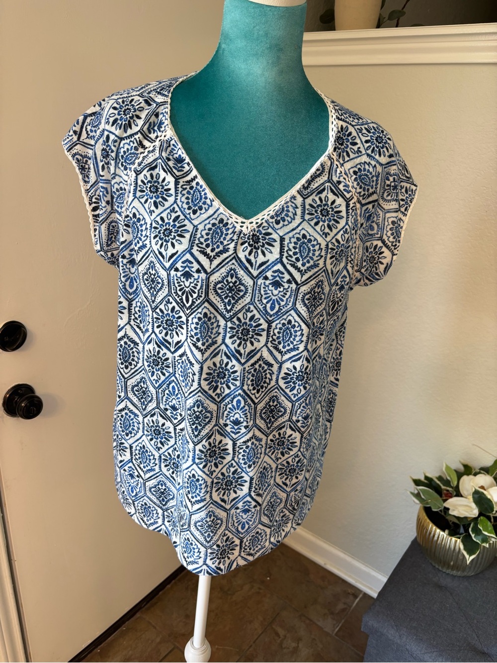 Rafaella Blue and White V-Neck Printed Short-Sleeve Blouse Cottagecore